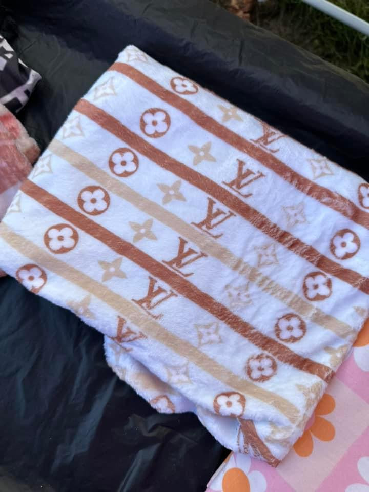 Fleece minky baby blanket (beige stripes)